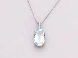 gros plan d'un collier sur une surface blanche