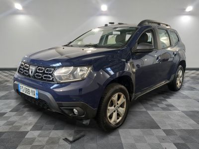 La Dacia bleue est garée sur un sol à damier