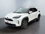 un SUV Toyota C-HR blanc garé dans une pièce