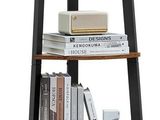 étagère à quatre tablettes avec un panier sur lequel est posée une plante