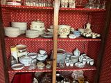un vaisselier sur lequel sont disposés de nombreux plats et tasses