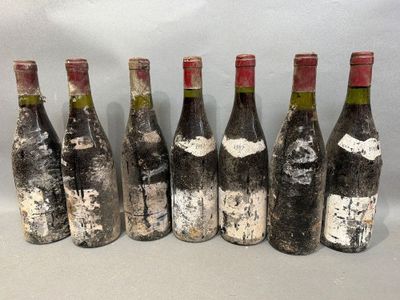 six bouteilles de vin sont alignées sur une table
