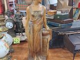 une statue représentant une femme, posée sur une table