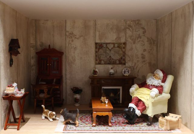 Diorama. Composition miniature, dans une vitrine en bois, vitre e...