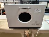 un micro-ondes blanc posé sur une table