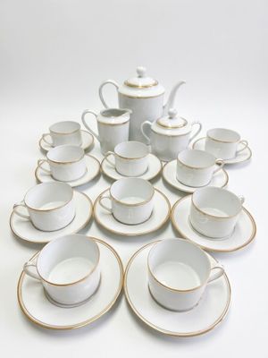 un grand nombre de tasses et de soucoupes sur une table