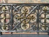 une grille décorative en fer ornée de croix et de fleurs