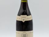 une bouteille de vin posée sur une table