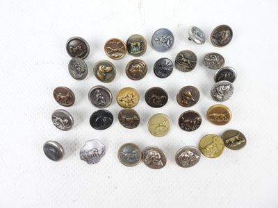 un gros plan sur une pile de boutons posés sur une surface blanche