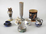 de nombreux types de théières et de tasses sur la table