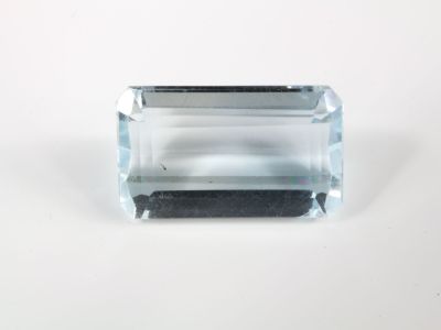 une image représentant une pierre de topaze bleue posée sur une surface blanche
