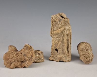 quatre pièces de poterie antique sont exposées sur un fond blanc