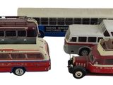 trois petits bus rouges et blancs et une voiture posés sur une surface blanche