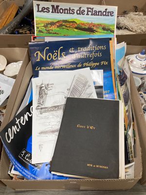 une boîte pleine de livres posée sur une table