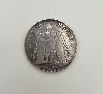 gros plan d'une pièce de monnaie sur une table à fond blanc