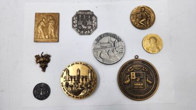 de nombreux types de médailles exposées sur un fond blanc