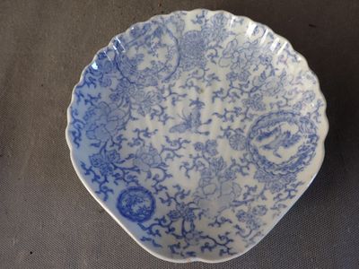 une assiette bleue et blanche ornée d'un motif floral