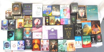 un grand nombre de livres posés sur une table