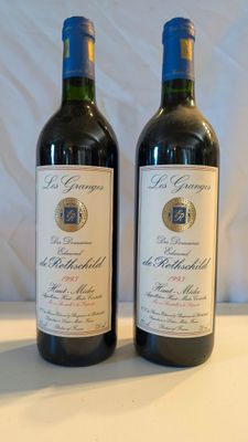 deux bouteilles de vin posées l'une à côté de l'autre sur une table
