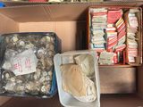 une boîte remplie d'objets divers