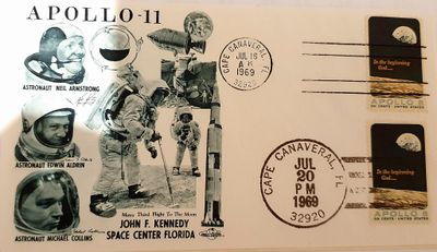 une carte postale sur laquelle figurent des astronautes
