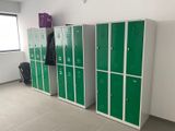 Plusieurs casiers verts sont alignés le long d'un mur dans une pièce
