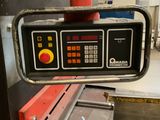 une image d'une machine qui travaille sur une pièce de métal