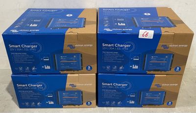 trois boîtes de chargeurs intelligents empilées les unes sur les autres