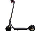 l'image d'un scooter posé sur une surface blanche