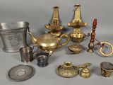 de nombreux objets en laiton posés sur une table