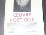 un livre posé sur une table, avec la photo d'un homme sur la couverture