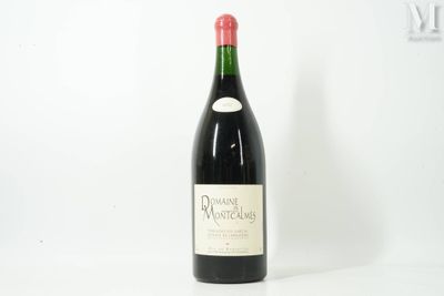 la bouteille de vin est posée sur une surface blanche