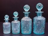 trois bouteilles en verre bleues posées les unes à côté des autres sur une table