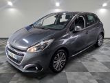 la voiture grise est garée sur un carrelage à carreaux