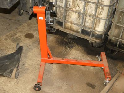 une petite machine orange qui se trouve dans un garage