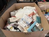 une boîte en carton remplie d'objets qui s'y trouvent