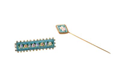 un gros plan d'un bâton orné d'un motif floral