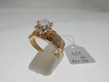 une bague en or ornée d'un diamant et d'une étiquette de prix