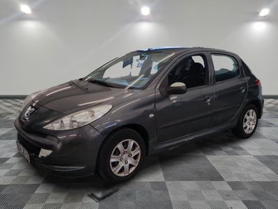 la photo d'une voiture grise garée dans un garage