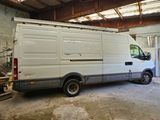 une camionnette blanche garée dans un garage