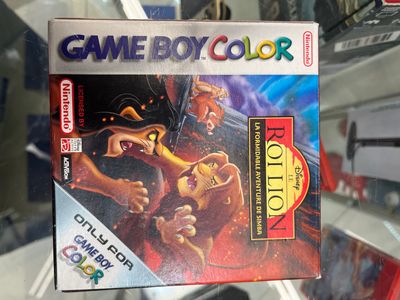 une boîte de Game Boy Color exposée dans un magasin