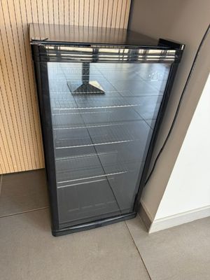 une photo d'une porte vitrée dans un coin d'une pièce