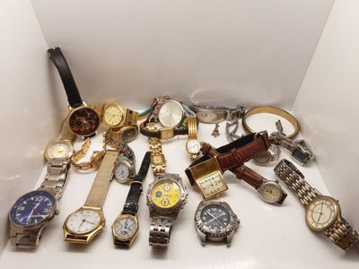 beaucoup de montres qui dorment dans une boîte