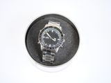 une montre qui se trouve dans une boîte sur une table