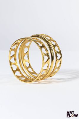 Attribué à CHANEL Manchette à décor de coeurs ajourés en mét…