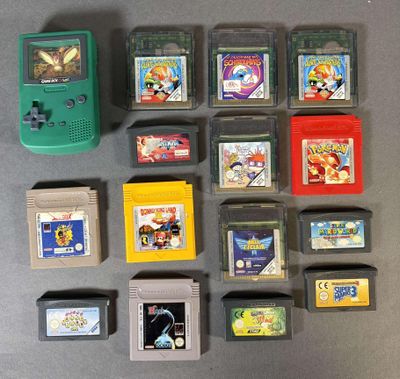 beaucoup de jeux Nintendo et une Game Boy posés sur la table