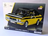 modèle jaune et noir d'une voiture dans une boîte sur une surface blanche