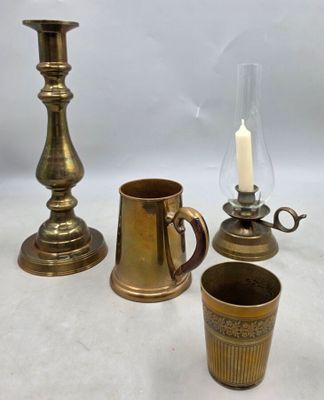 trois types différents d'objets en laiton posés sur la table