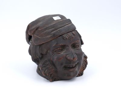 l'image d'une statue d'un homme avec un chapeau sur la tête