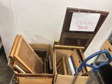 une pile de cartons et un chariot sur lequel est accrochée une pancarte